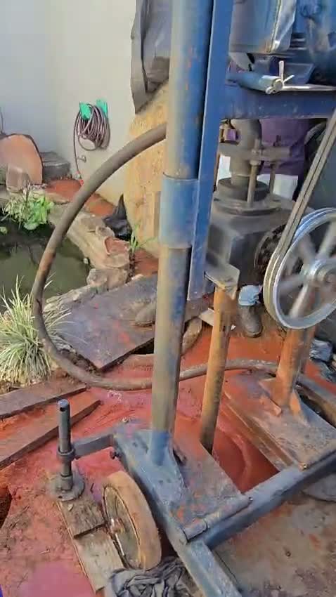 Perfuratriz da Teglas executando poço artesiano em propriedade rural